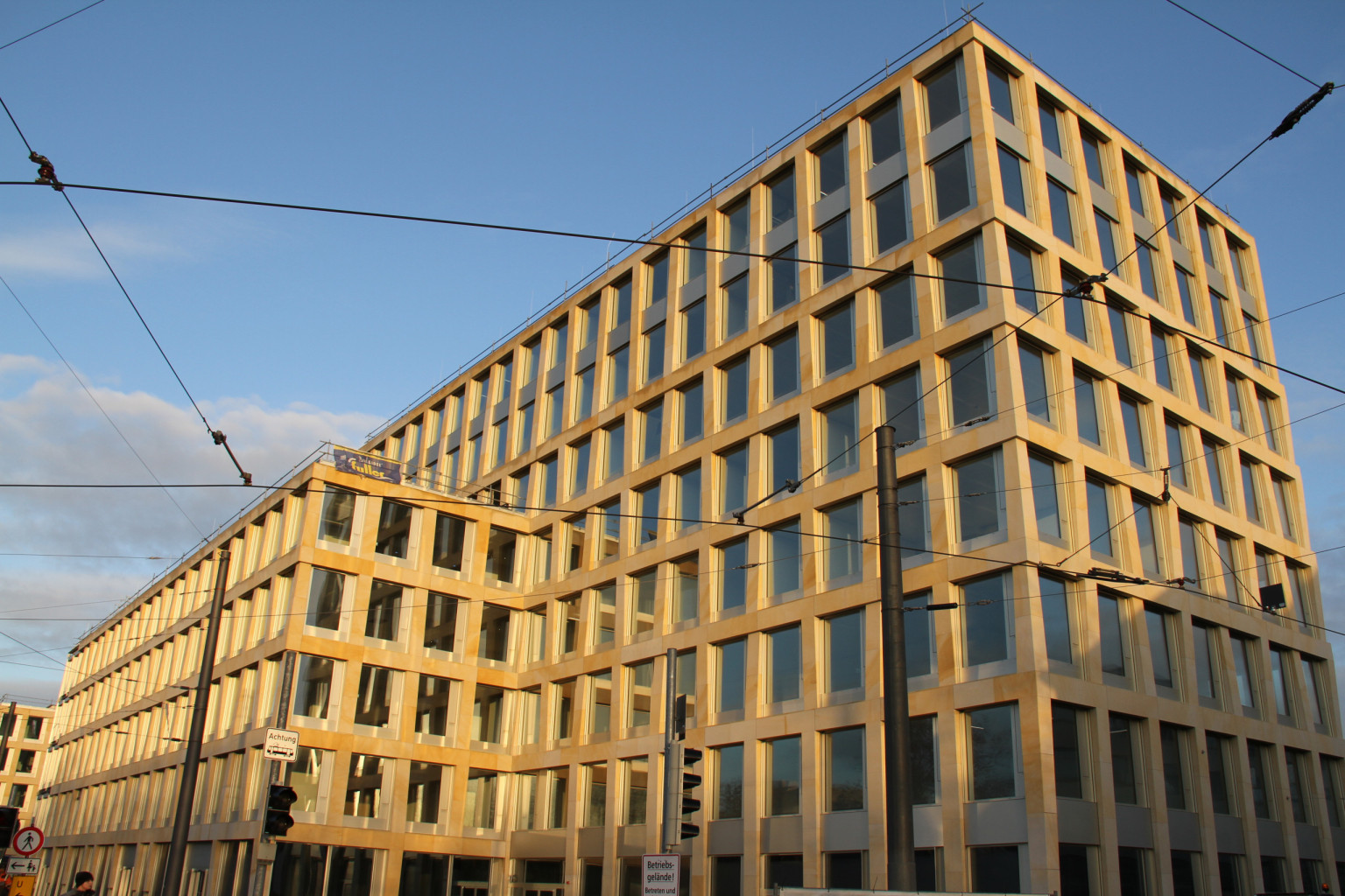 Das TuDu Hauptgebäude bei Tageslicht.