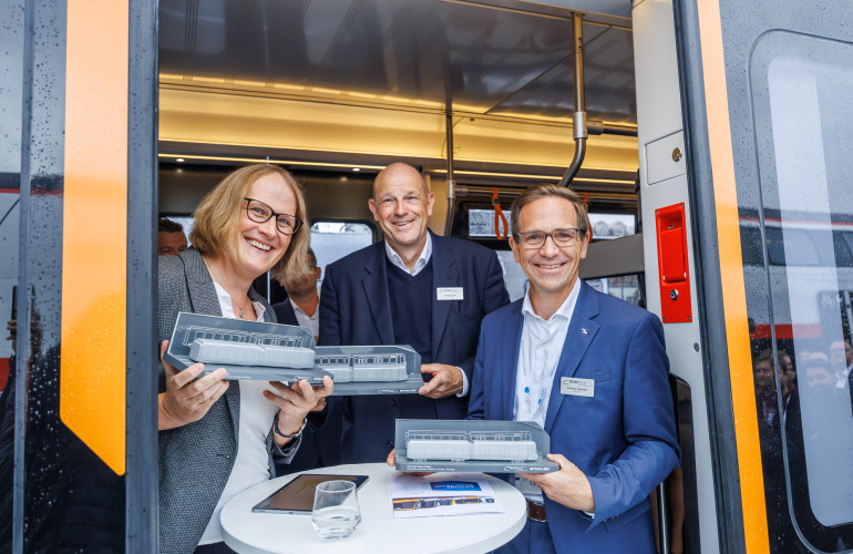 (v.l.n.r.) Sonja Wiesholzer (Schiene Oberösterreich), Karsten Nagel (Saarbahn) und Christian Höglmeier (Albtal-Verkehrs-Geselllschaft/Verkehrsbetriebe Karlsruhe)