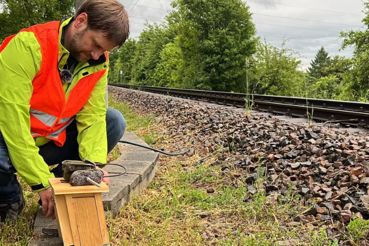 Ein Mitarbeiter bei den Kartierungsarbeiten im freien.