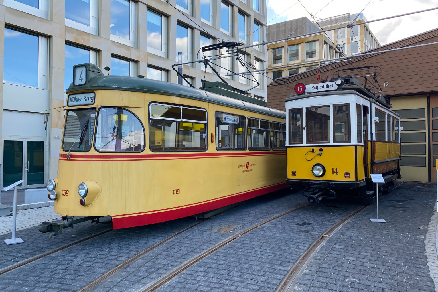 Zwei alte Bahnen, die nicht mehr genutzt werden, stehen nebeneinander im Betriebshof.