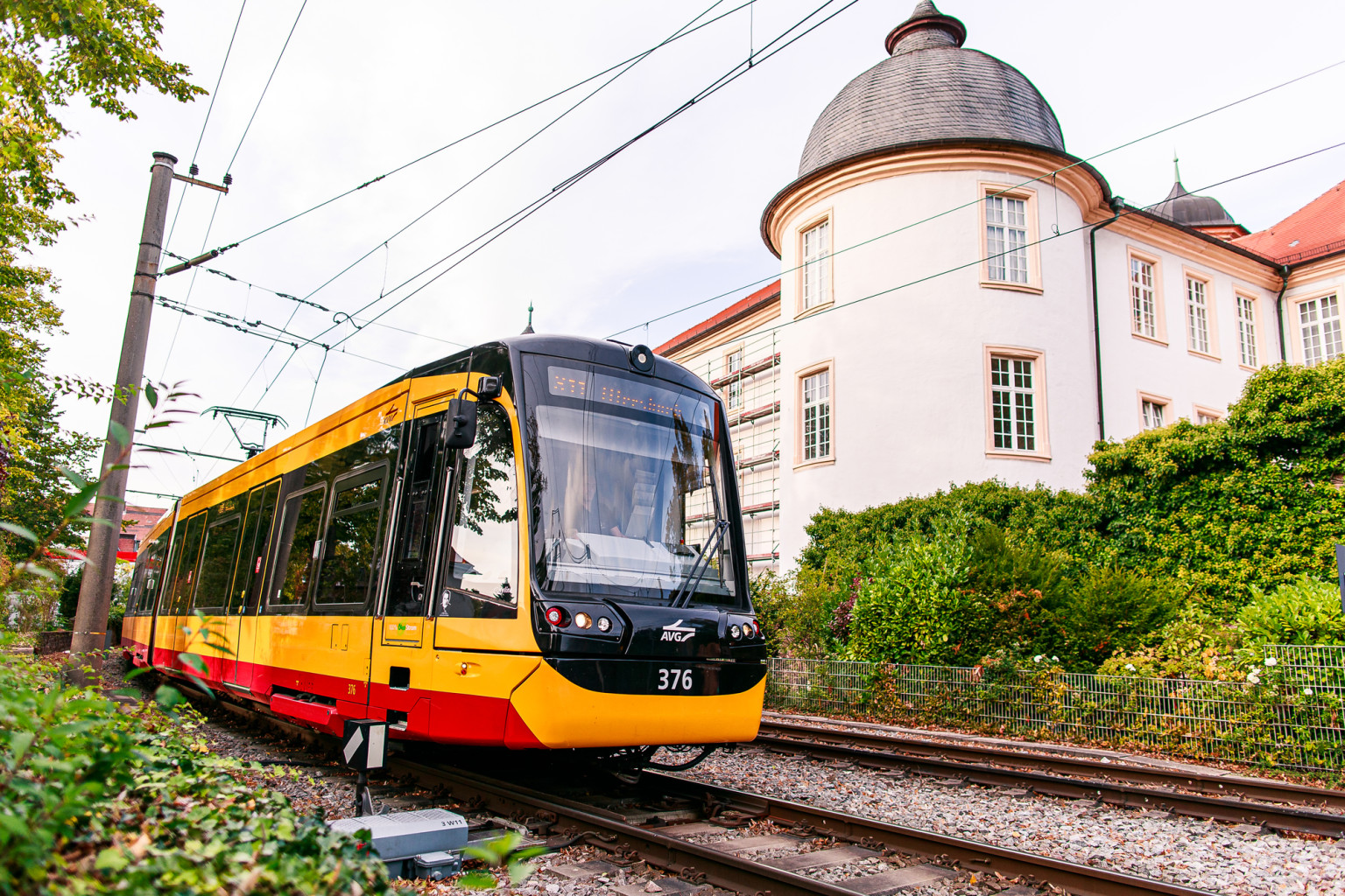 Eine AVG Bahn fährt am Ettlinger Schloss vorbei.