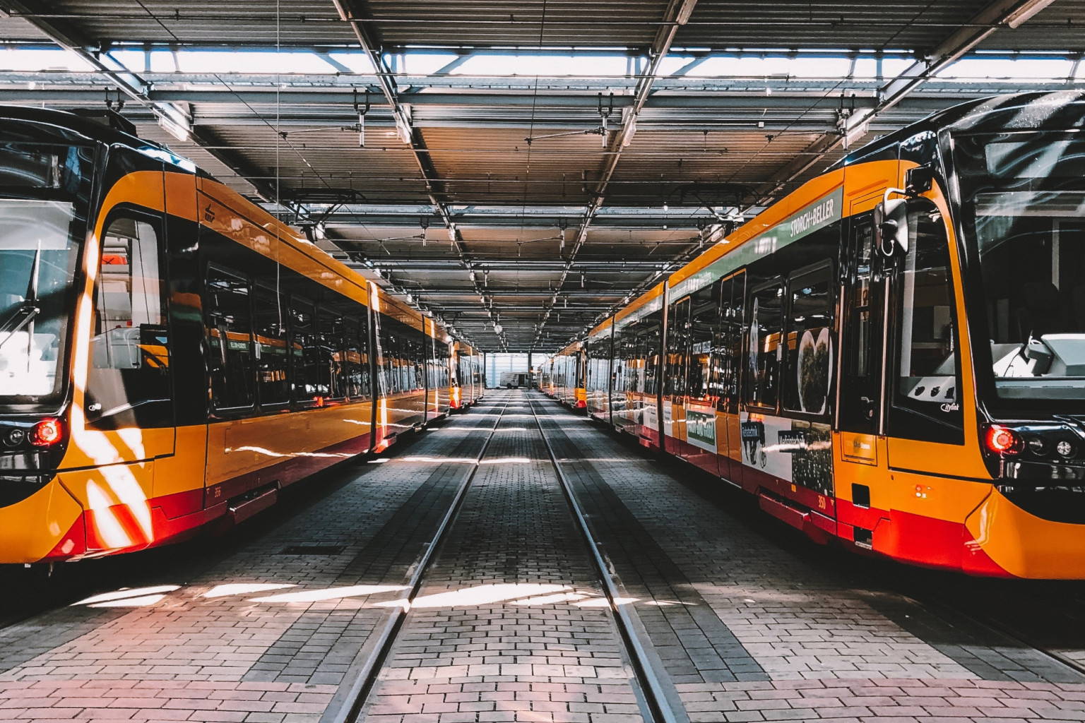Die Wagenhalle der KVV mit zwei Bahnen rechts und links und die Mitte zeigt die Weite der Halle.