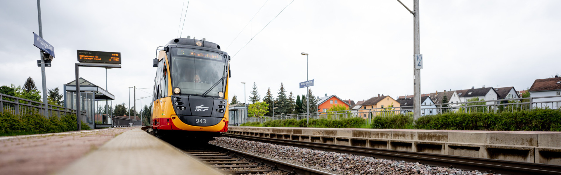 Eine Bahn steht an einer Bahnhaltestelle in Wössingen Bahnhof.